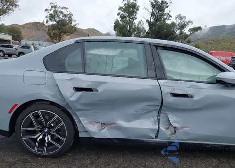 2023 BMW 740 I z USA, uszkodzony, nr VIN WBA23EH05PCM73559